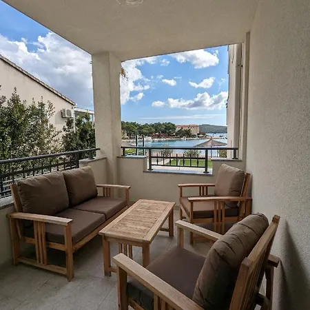 Cap Adria Apartments- Beachfront, Private Swimming Pool, Near Sibenik Zaboric