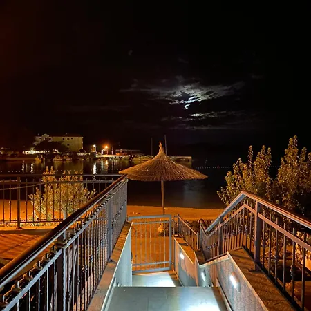 Cap Adria Apartments- Beachfront, Private Swimming Pool, Near Sibenik Lägenhet