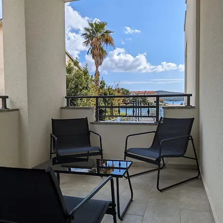 Cap Adria Apartments- Beachfront, Private Swimming Pool, Near Sibenik زابوريتش